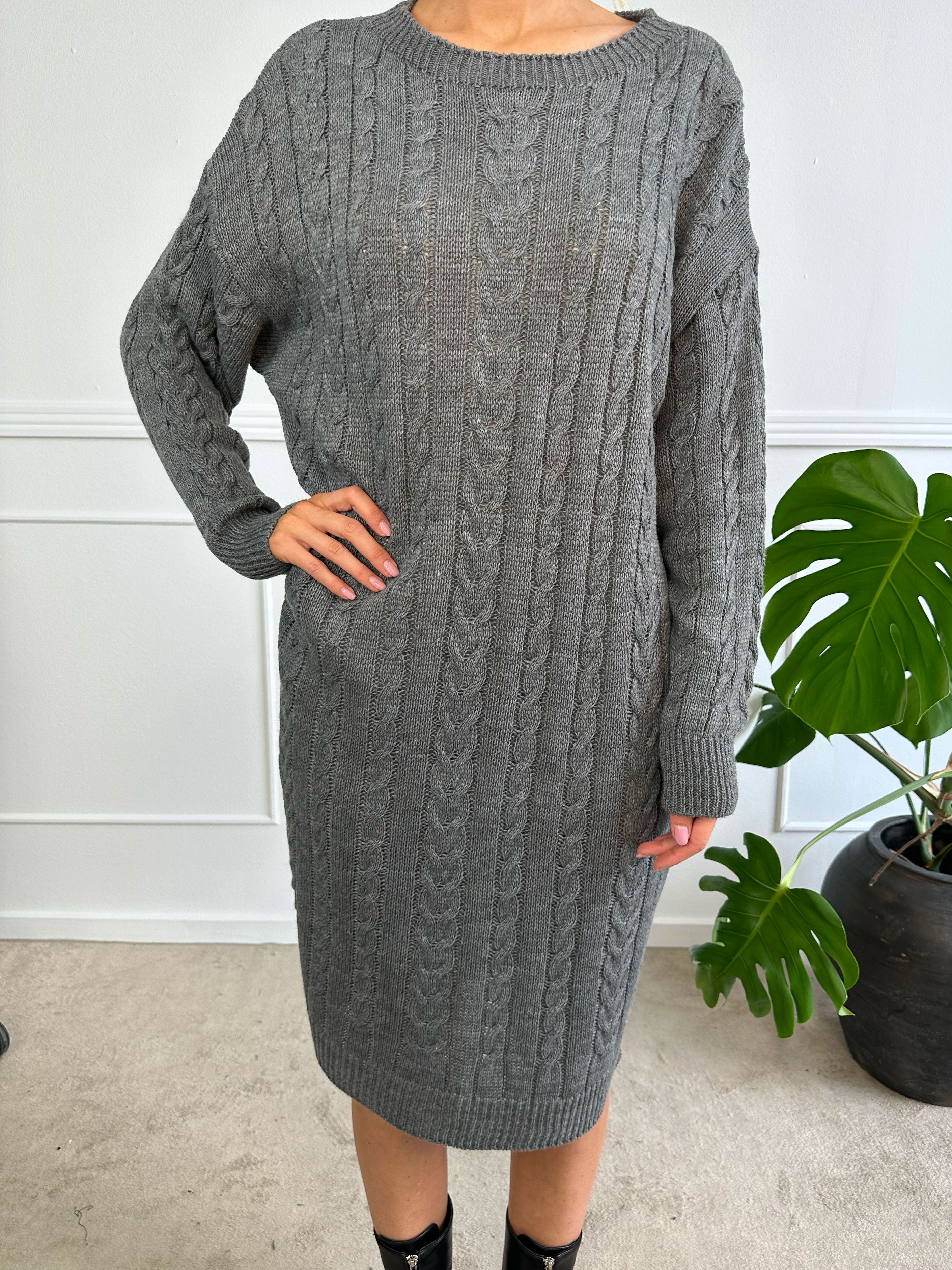 Karolina - Lang kjole med kabelstrik